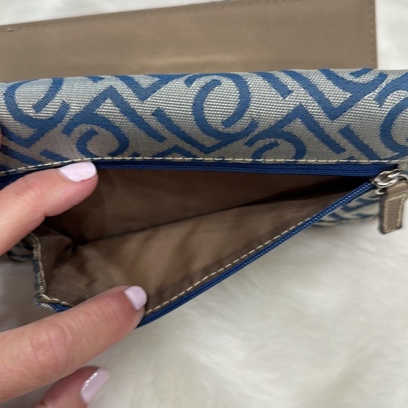 Liz Claiborne Tan and Blue wallet with Elegant Design - Picture 9 of 12